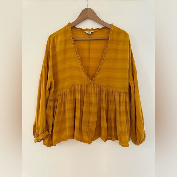 🛍️ $5 SALE Lucky Brand Flowy Top, size small but can fit medium. - Picture 2 of 6